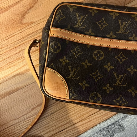 LOUIS VUITTON Authentic Louis Vuitton Monogram Canvas Trocadero 27 Bag - Picture 6 of 17